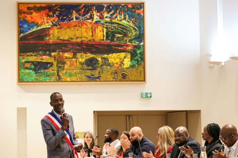 Le nouveau maire de Saint-Denis, Bally Bagayoko, s'exprime lors d'un conseil municipal, le 4 avril 2026 à Saint-Denis