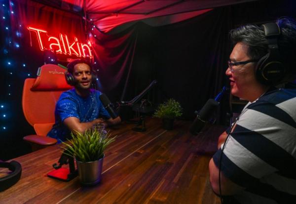 Les animateurs de "Yah Lah Bu", Terence Chia (d) et Haresh Tilani (g), enregistrent un épisode dans leur studio de podcast à Singapour, le 10 avril 2025