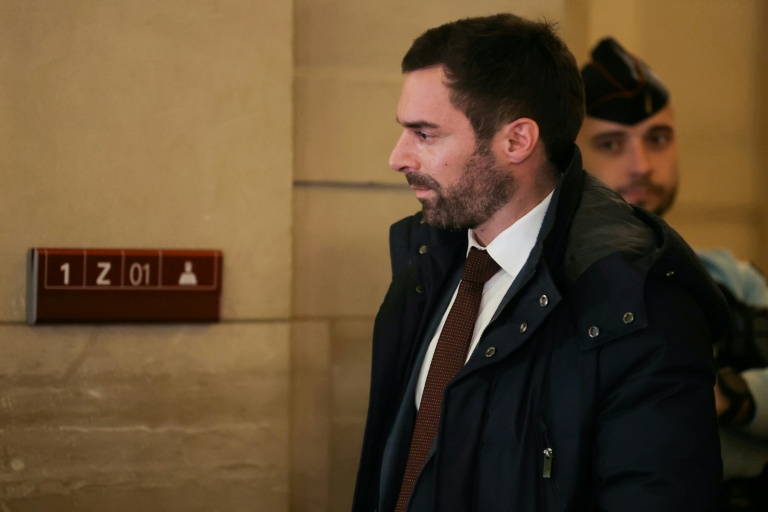 Le député du Rassemblement National (RN), Julien Odoul, quitte la salle d'audience à la fin de la première journée d'audience du procès en appel pour détournement présumé de fonds publics européens, au palais de justice de Paris, le 13 janvier 2026