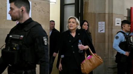 Marine Le Pen (c), présidente du groupe parlementaire du Rassemblement National (RN), accompagnée de Catherine Griset (d), eurodéputée du RN, arrive au tribunal de Paris, le 20 janvier 2026, pour l'audience en appel des assistants parlementaires du Rassemblement National (RN) soupçonnés de détournement de fonds publics européens