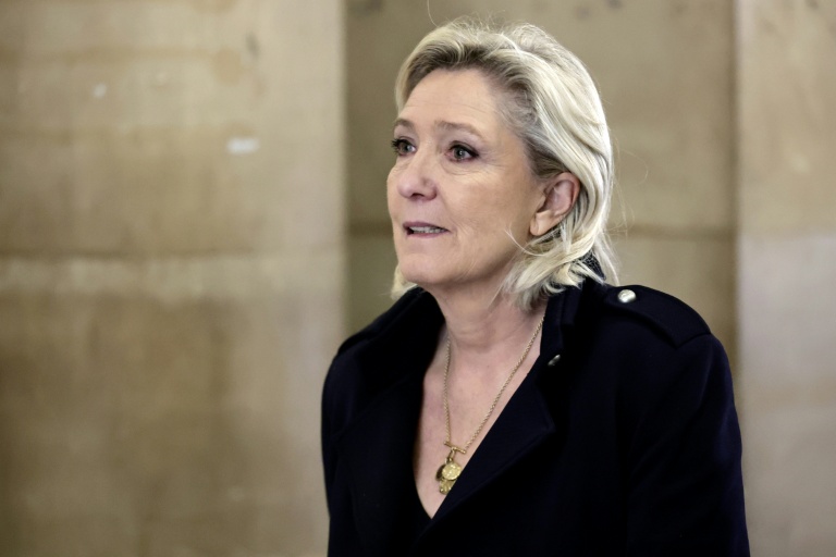 Marine Le Pen, présidente du groupe parlementaire du Rassemblement National (RN), arrive au Palais de Justice de Paris, le 21 janvier 2026, après une pause lors du procès en appel des assistants parlementaires d'eurodéputés de son parti