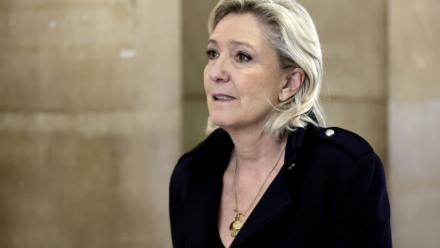 Marine Le Pen, présidente du groupe parlementaire du Rassemblement National (RN), arrive au Palais de Justice de Paris, le 21 janvier 2026, après une pause lors du procès en appel des assistants parlementaires d'eurodéputés de son parti
