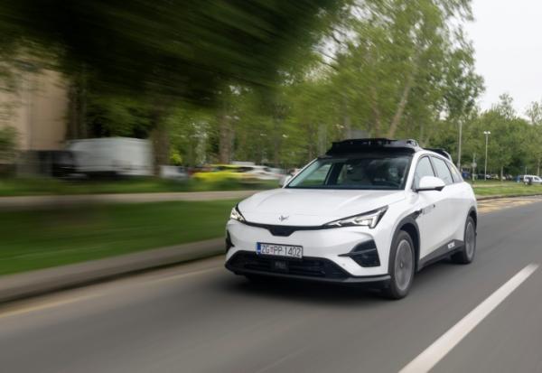Un véhicule taxi autonome de l'entreprise Verne dans une de Zagreb, le 5 mai 2026 en Croatie