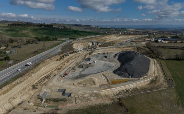 Vue du chantier de l'A69 entre Toulouse et Castres, près de Puylaurens, dans le Tarn, le 28 février 2025