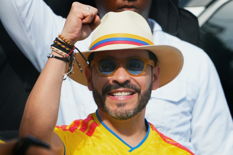 Abelardo de la Espriella vote à l'occasion du second tour de la présidentielle, à Barranquilla dans le nord de la Colombie, le 21 juin 2026