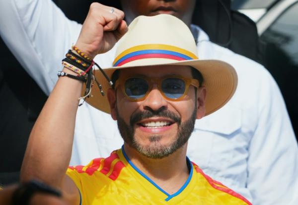 Abelardo de la Espriella vote à l'occasion du second tour de la présidentielle, à Barranquilla dans le nord de la Colombie, le 21 juin 2026