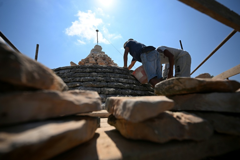 Des restaurateurs de trulli à Ostuni, en Italie, le 24 juin 2026