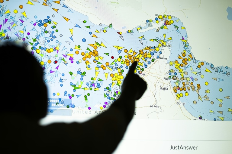 Un grand écran sur lequel apparaissent les navires présents dans le détroit d'Ormuz, sur un site de suivi du trafic maritime, à Nicosie à Chypre le 4 mai 2026
