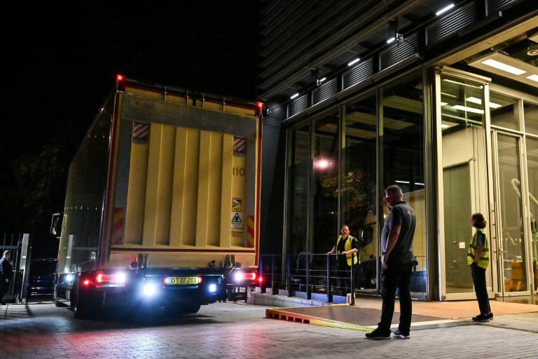 Le camion transportant la tapisserie de Bayeux arrive au British Museum à Londres, le 10 juillet 2026