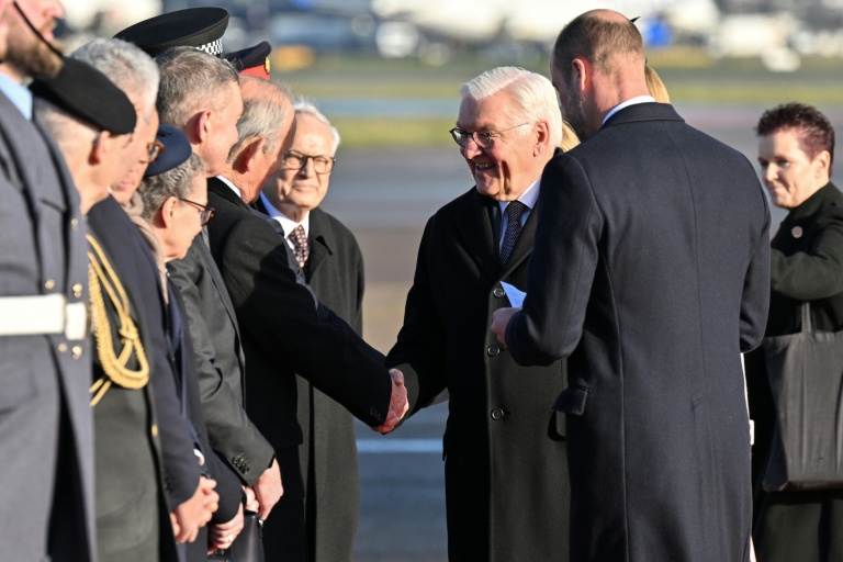 Le président allemand Frank-Walter Steinmeier est accueilli à l'aéroport de Heathrow, à l'ouest de Londres, par le prince William et son épouse Kate, le 3 décembre 2025 