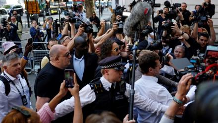 Le comédien britannique Russell Brand (c), poursuivi pour viols et agressions sexuelles, arrive au tribunal de Westminster à Londres, le 2 mai 2025