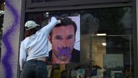 Une militante féministe colle une affiche dénonçant la publication d'un livre de Nicolas Bedos, condamné en octobre pour agressions sexuelles, le 23 mai 2025 à Paris