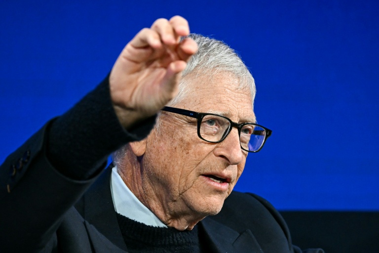 Le co-fondateur de Microsoft, Bill Gates, s'exprime sur scène au forum de Davos, le 21 janvier 2026