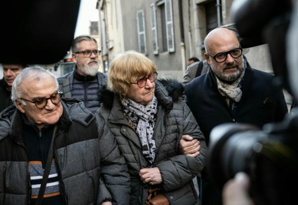 Jacqueline Jacob (c), son avocat Stéphane Giuranna (d) et son mari Marcel Jacob (g) arrivent à la cour d'appel de Dijon, le 24 octobre 2025