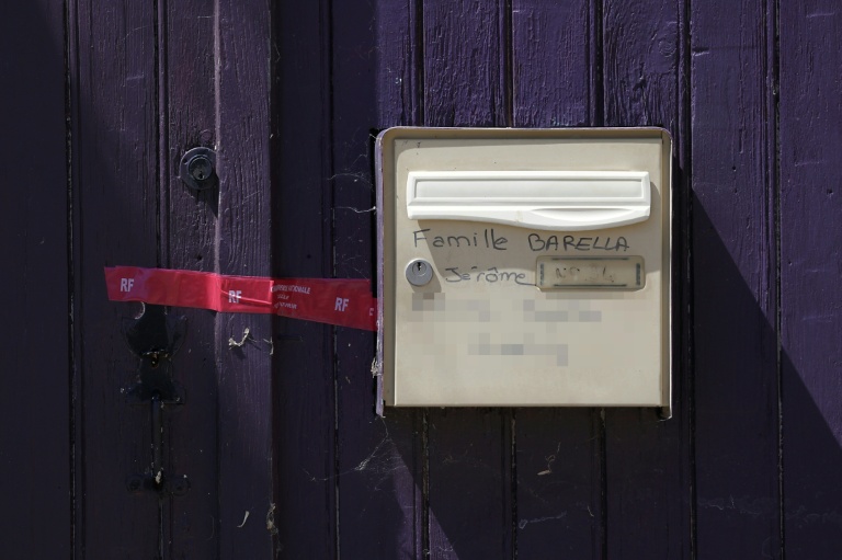 La boîte aux lettres de Jérôme Barella, portant un ruban de scellé rouge de la Gendarmerie nationale, lors d'une perquisition au domicile de ce suspect dans l'enquête sur la mort de la collégienne Lyhanna, le 6 juillet 2026 à Montestruc-sur-Gers, dans le Gers