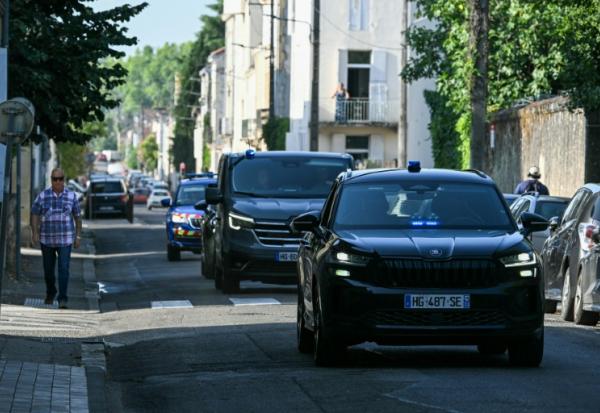 Un convoi de police arrive au palais de justice, le 15 juillet 2026 à Agen, pour une audience de Jérôme Barella, soupçonné du meurtre de la collégienne Lyhanna