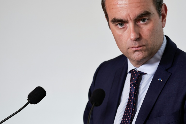 Le Premier ministre Sébastien Lecornu s'exprime lors d'une conférence de presse le 11 juin 2026 à Paris