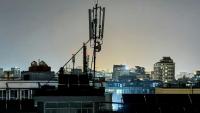 Une vue générale montre une antenne de télécommunications installée pour les services Internet sur le toit d'une maison à Kaboul, tard dans la soirée du 29 septembre 2025, à la suite d'une coupure nationale des télécommunications. 