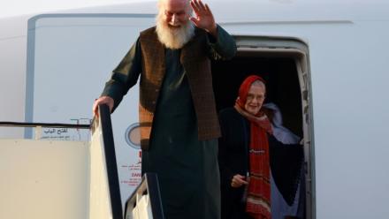 Les Britanniques Peter Reynolds et son épouse Barbie Reynolds, à leur arrivée à l'aéroport de Doha, après avoir été libérés par les autorités talibanes, le 19 septembre 2025 au Qatar