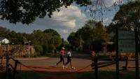 Nancy Masha (D) et Babalwa Melitafa (G) font leur jogging dans un lotissement sécurisé à Irene, près de Pretoria, en Afrique du Sud, le 21 septembre 2026