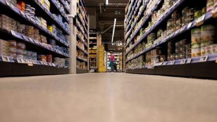"Dans les supermarchés, les promotions censées vous permettre de faire des économies poussent surtout à acheter des aliments mauvais pour la santé", dénoncent sept associations