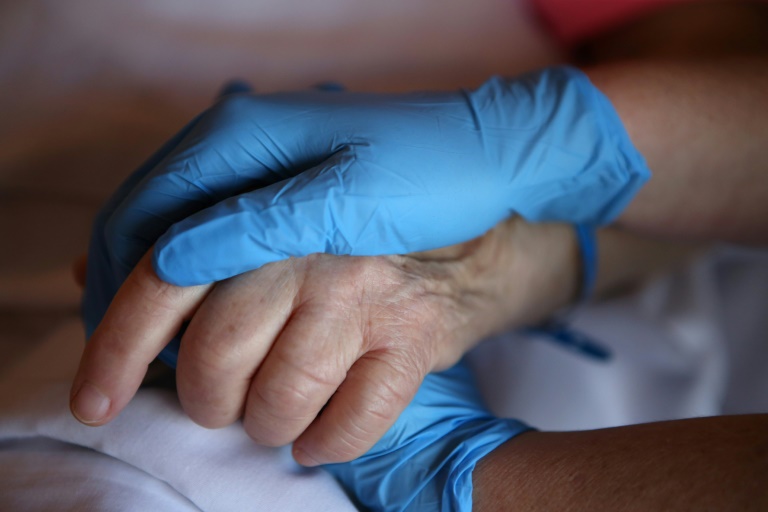 Avant d'accéder ou non à une demande d'aide à mourir, un médecin devra convoquer une réunion avec a minima un spécialiste et un soignant qui donneront leur avis, ont décidé jeudi les députés