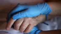 Avant d'accéder ou non à une demande d'aide à mourir, un médecin devra convoquer une réunion avec a minima un spécialiste et un soignant qui donneront leur avis, ont décidé jeudi les députés
