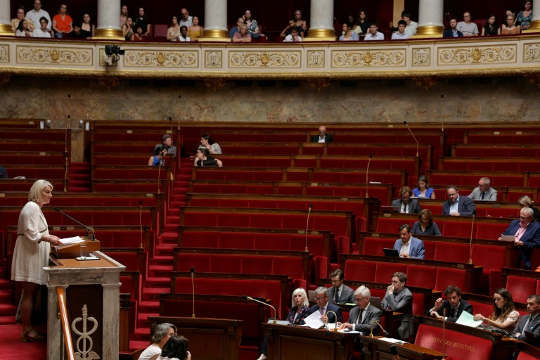 La ministre de la Santé, Stéphanie Rist (g) lors d'un débat à l'Assemblée nationale sur le nouveau projet de loi créant un droit à l'aide à mourir, le 22 juin 2026 à Paris