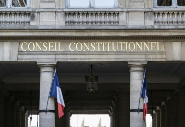Interdiction des réseaux sociaux, aide à mourir, loi d'urgence agricole, free parties... Le Conseil constitutionnel doit rendre dans les jours qui viennent quatre décisions importantes