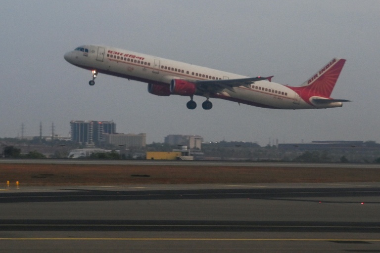 Un avion de la compagnie Air India décolle de l'aéroport de Bangalore, le 12 avril 2024 en Inde