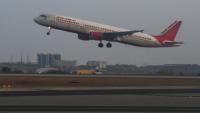 Un avion de la compagnie Air India décolle de l'aéroport de Bangalore, le 12 avril 2024 en Inde