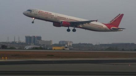 Un avion de la compagnie Air India décolle de l'aéroport de Bangalore, le 12 avril 2024 en Inde