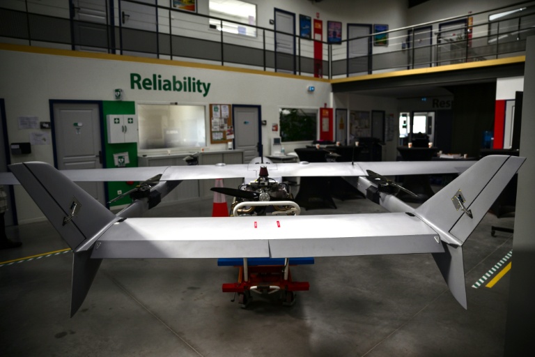 Un drone à l'usine Survey Copter, filiale d'Airbus, à Pierrelatte, le 31 mars 2026 dans la Drôme