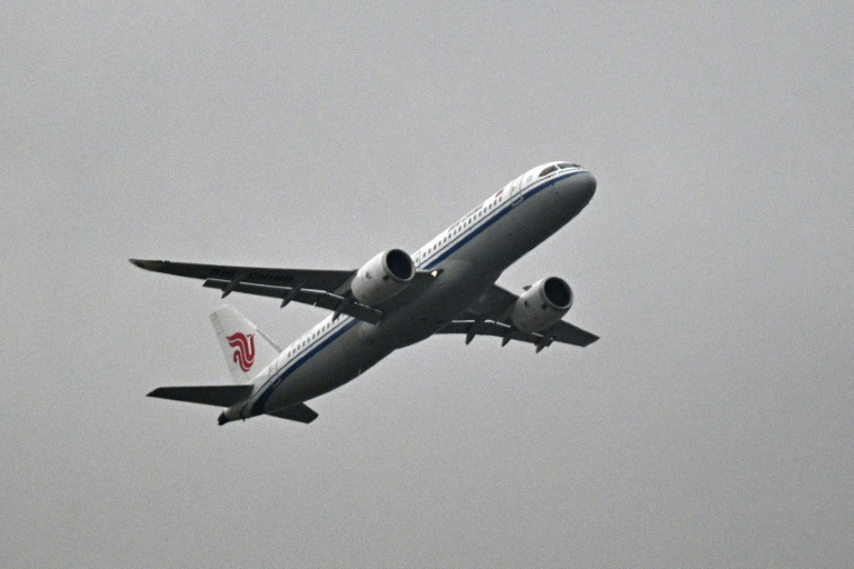 L'avion chinois Comac C919 dans le ciel de l'aéroport de Pékin,  le 12 août 2026