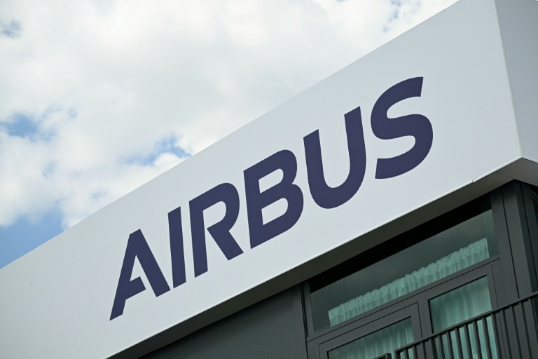 Logo d'Airbus au salon du Bourget, près de Paris, le 17 juin 2025 