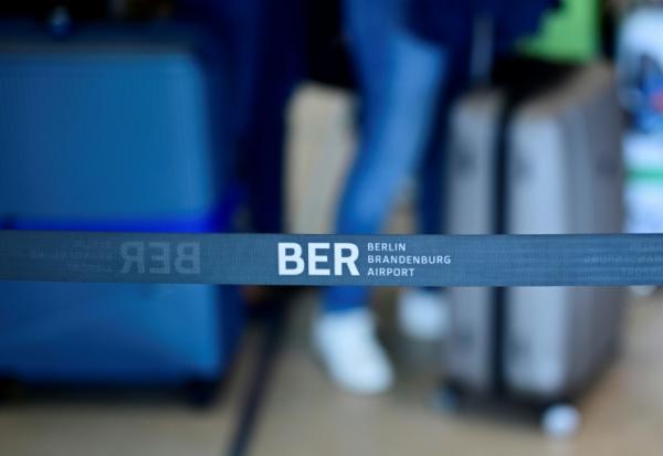 Cordon portant le logo de l'aéroport Berlin-Brandebourg, le 20 septembre 2025 à Schoenefeld, au sud-est de la capitale allemande