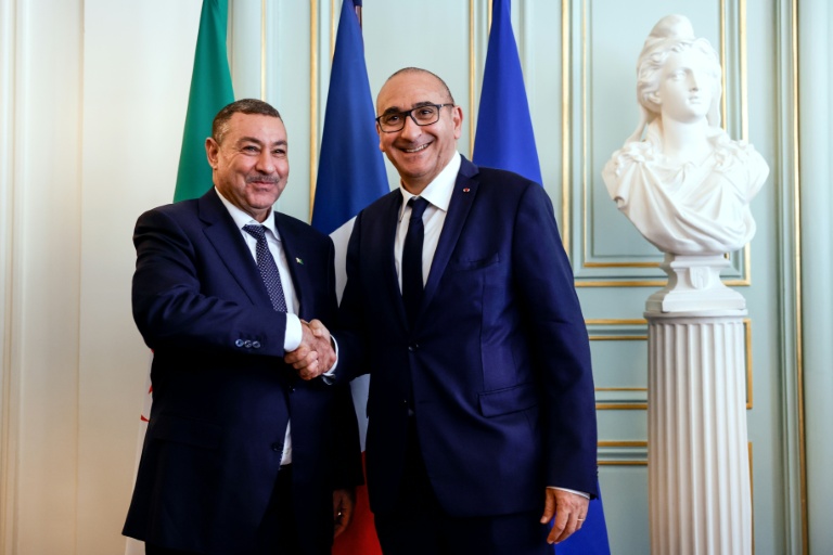 Le ministre de l'Intérieur Laurent Nuñez (d) et son homologue algérien Saïd Sayoud lors d'une rencontre au ministère de l'Intérieur à Paris, le 1er juin 2026