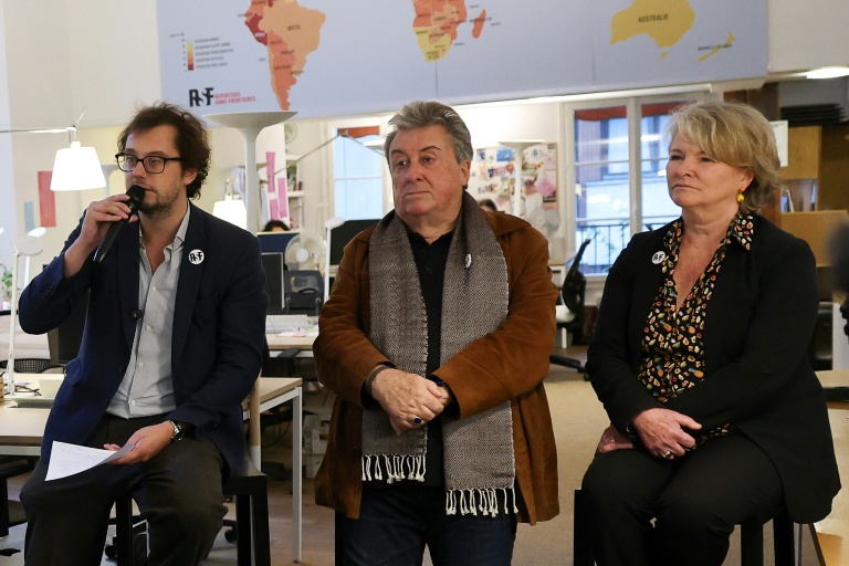 (g-dà Le directeur général de RSF Thibaut Bruttin, le beau-père et la mère de Christophe Gleizes, Francis et Sylvie Godard, le 15 octobre 2026 à Paris