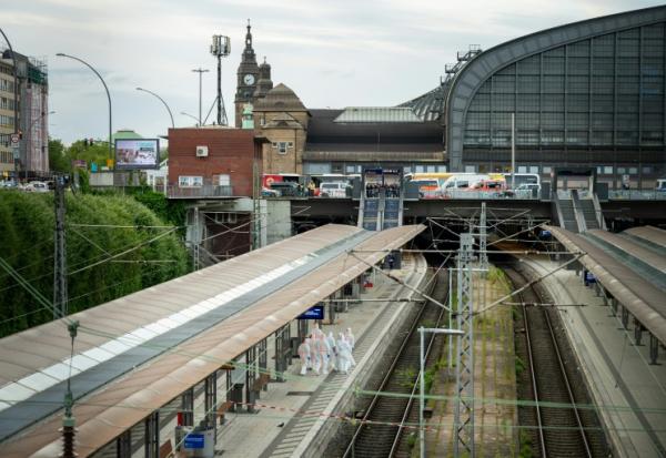 Des membres de la police scientifique sur le quai de la gare centrale de Hambourg, où au moins 12 personnes ont été blessées lors d'une attaque au couteau, le 23 mai 2025 en Allemagne