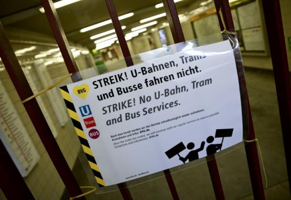 Une affiche annonce une grève générale des transports publics à l'entrée de la station de métro Alexanderplatz à Berlin, le 2 février 2026