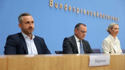 (g-d) Ulrich Siegmund, tête de liste du parti d'extrême droite Alternative pour l'Allemagne (AfD) aux élections régionales de Saxe-Anhalt, les coprésidents de l'AfD Tino Chrupalla et Alice Weidel et d'autres membres du parti chantent l'hymne national lors de la soirée électorale à Magdebourg, le 6 septembre 2026 dans l'est de l'Allemagne