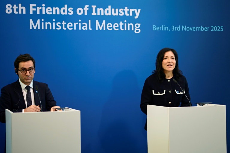 Le vice-président de la Commission européenne Stéphane Séjourné et la ministre allemande de l'Économie Katherina Reiche, lors d'une conférence à Berlin, le 3 novembre 2025