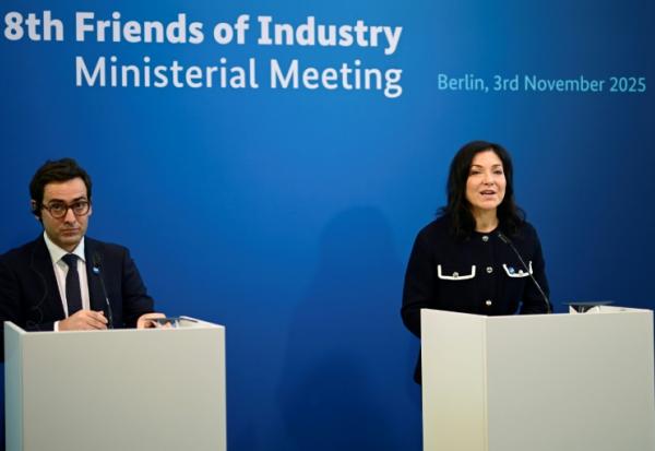 Le vice-président de la Commission européenne Stéphane Séjourné et la ministre allemande de l'Économie Katherina Reiche, lors d'une conférence à Berlin, le 3 novembre 2025