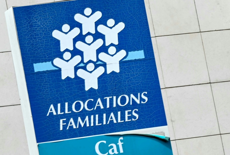 La majoration des allocations familiales n'interviendra plus aux 14 ans de l'enfant, mais aux 18 ans, soit un manque à gagner pouvant atteindre 900 euros par an pour les familles concernées, en vertu d'une mesure qui entre en vigueur dimanche