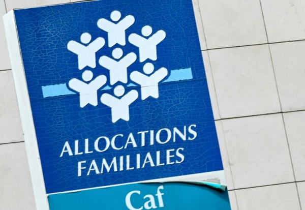 La majoration des allocations familiales n'interviendra plus aux 14 ans de l'enfant, mais aux 18 ans, soit un manque à gagner pouvant atteindre 900 euros par an pour les familles concernées, en vertu d'une mesure qui entre en vigueur dimanche