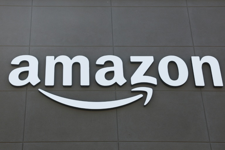 Le logo du géant Amazon à Torrance, en  Californie, le 29 juillet 2025.