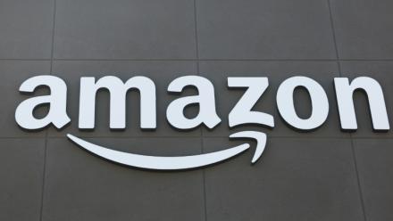 Le logo d'Amazon devant un supermarché de l'entreprise à Torrance, en Californie, le 29 juillet 2025