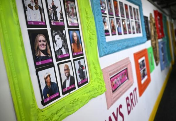 Le mur des célébrités "Brit", dont les chanteuses britanniques Adele et Amy Winehouse, à la Brit School àCroydon, dans le sud de Londres, le 14 avril 2026