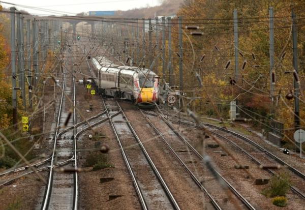 Le train dans lequel l'attaque a eu lieu, près de la gare d'Huntingdon, le 3 novembre 2025