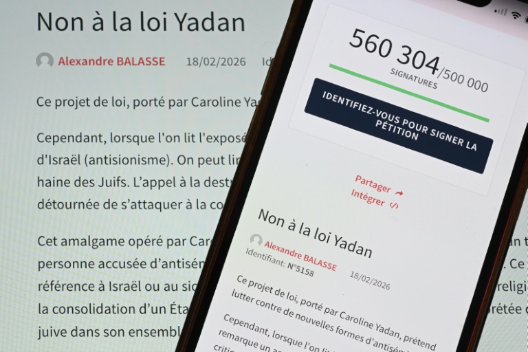 Une page du site web de l'Assemblée nationale et un écran de smartphone indiquent qu'une pétition intitulée 